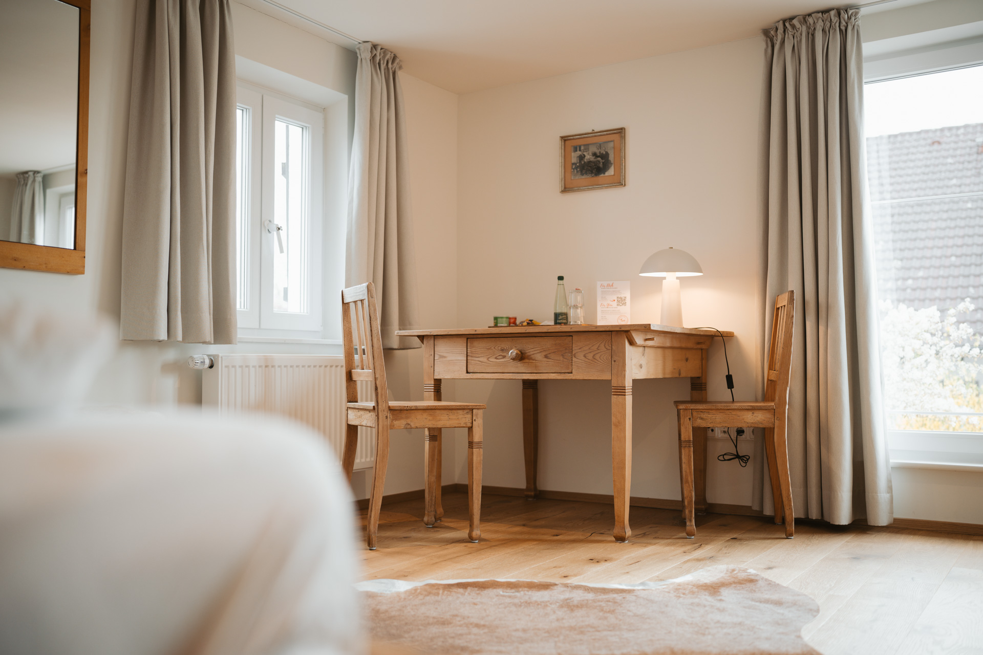 NEU.LAND. Pilotbetrieb Bock Zimmer mit Tisch