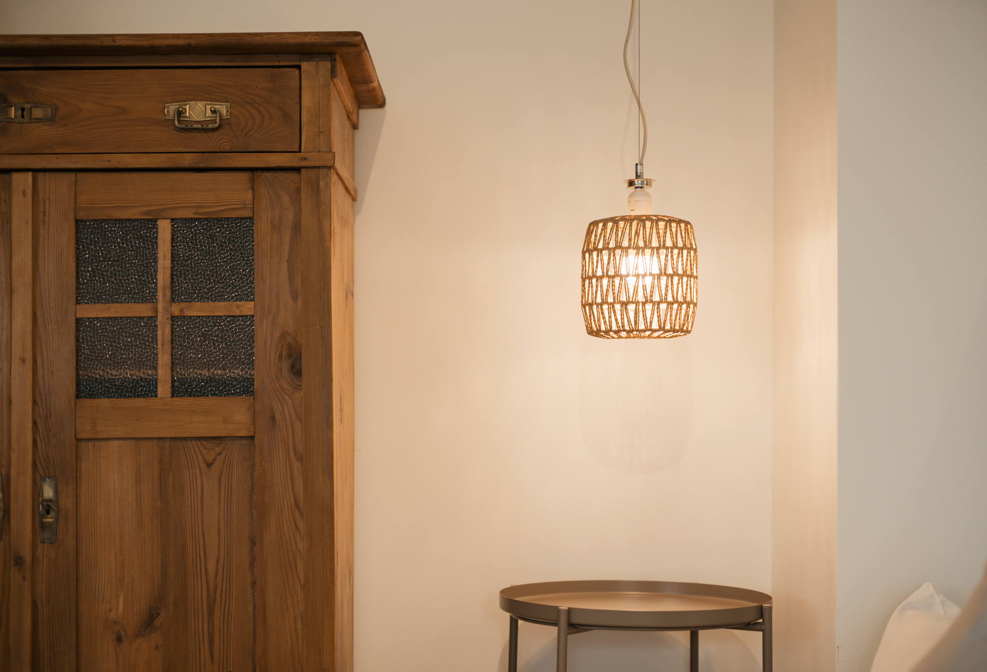 NEU.LAND. Pilotbetrieb Bock Zimmer Lampe