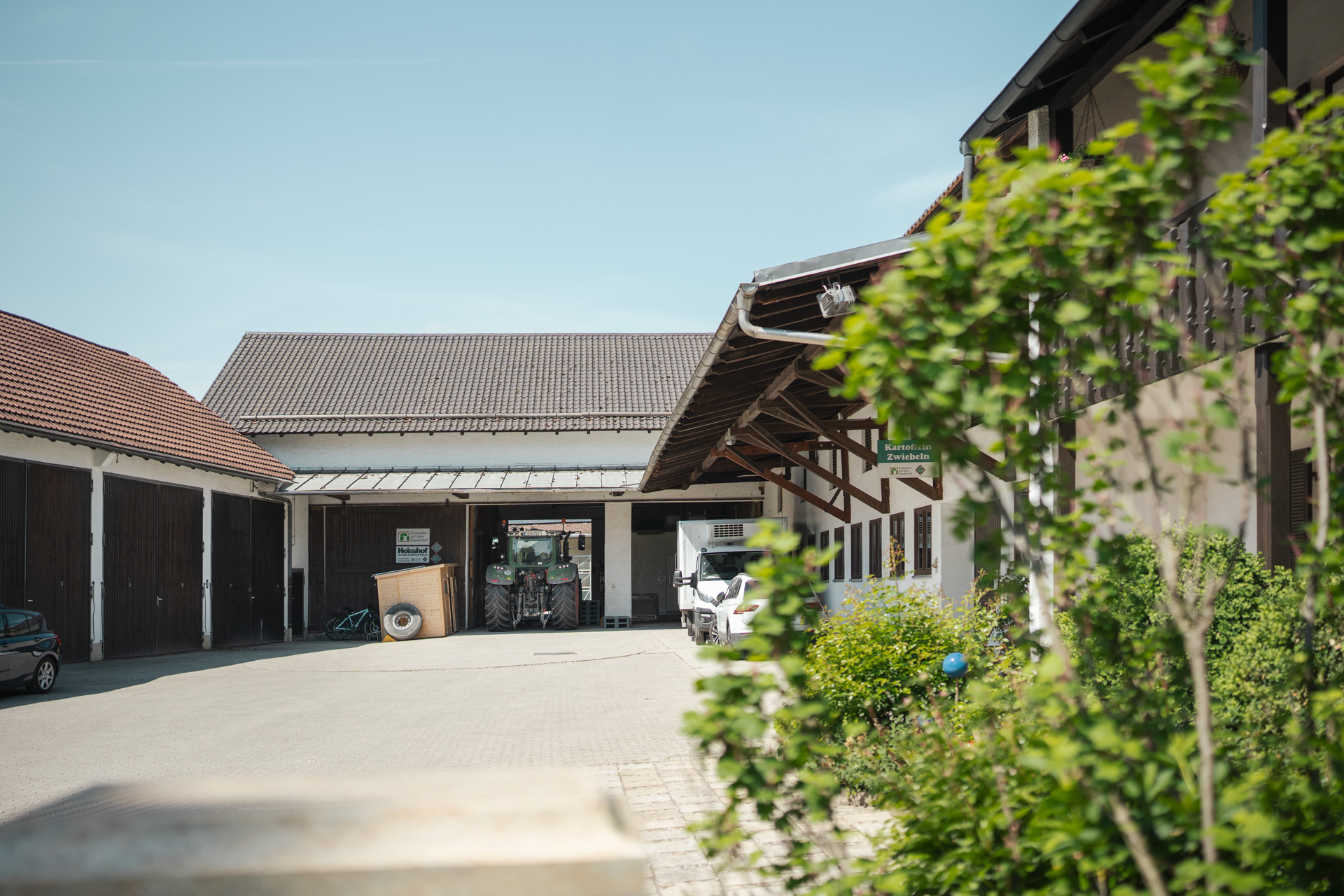 NEU.LAND. Pilotbetrieb Fichtner Hofansicht