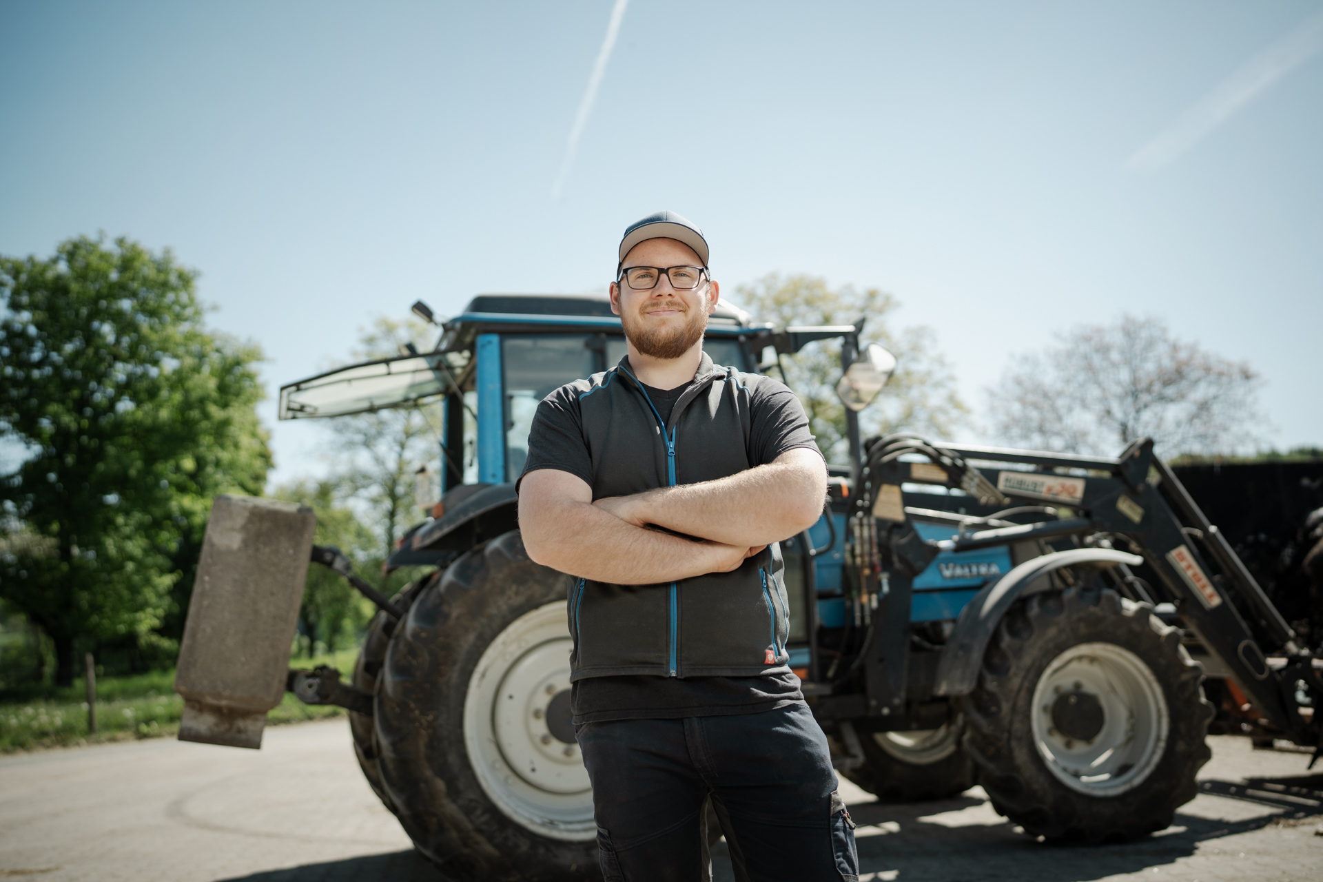 NEU.LAND. Pilotbetrieb Hofmann Mitarbeiter Traktor