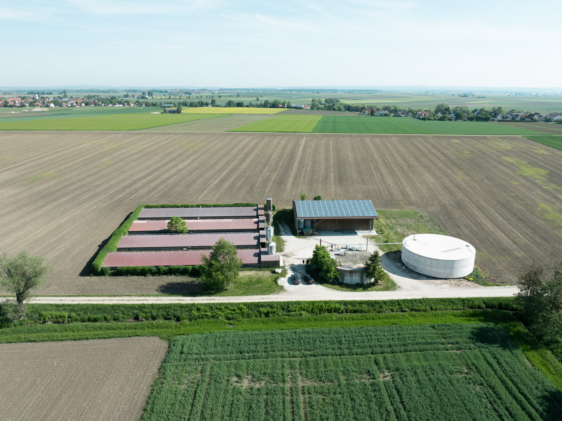 NEU.LAND. Pilotbetrieb Löfflad Luftbild Schweineställe