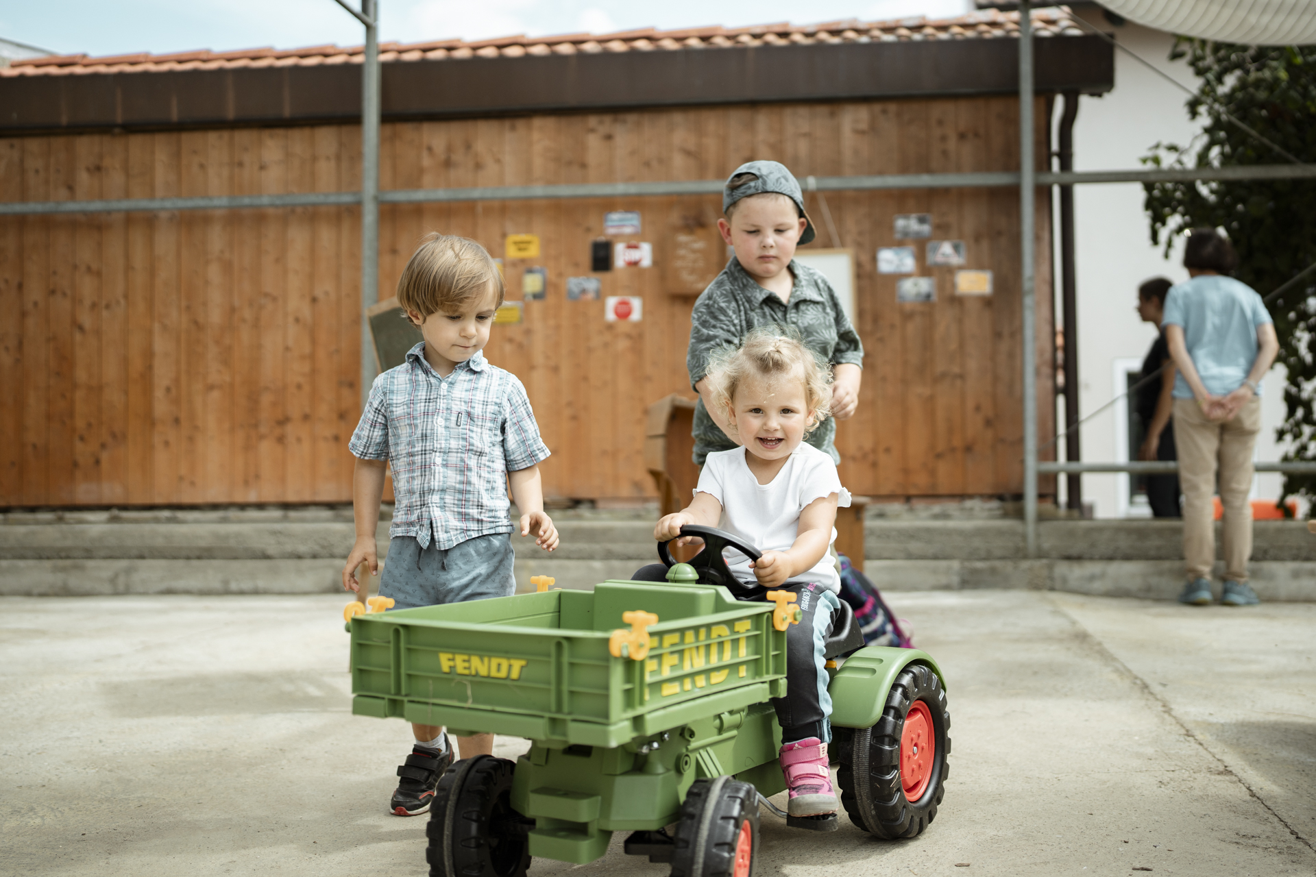 Pilotbetrieb Stolte Kinder mit Tretbulldog