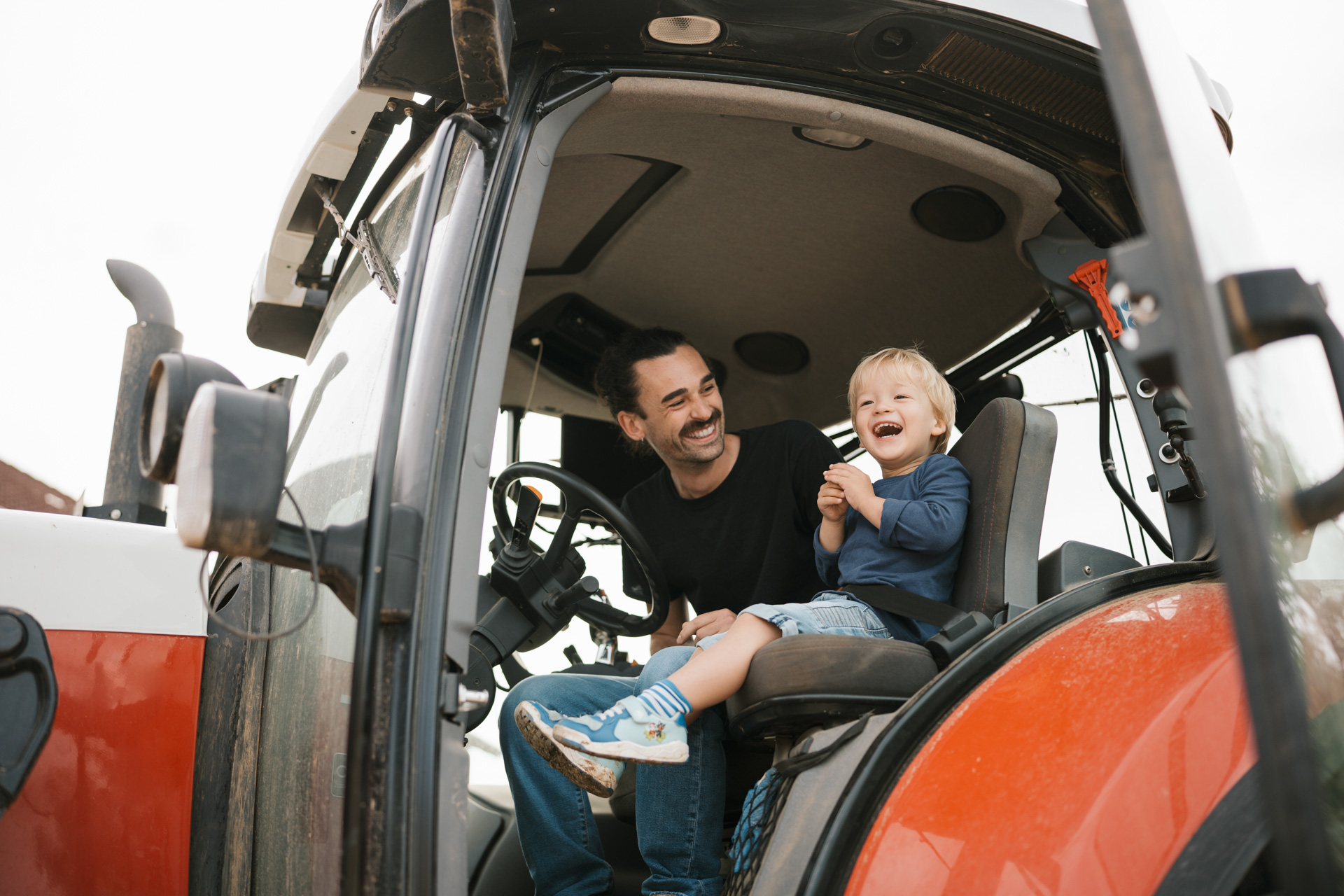 NEU.LAND. Pilotbetrieb Strauß u. Grotter Traktor