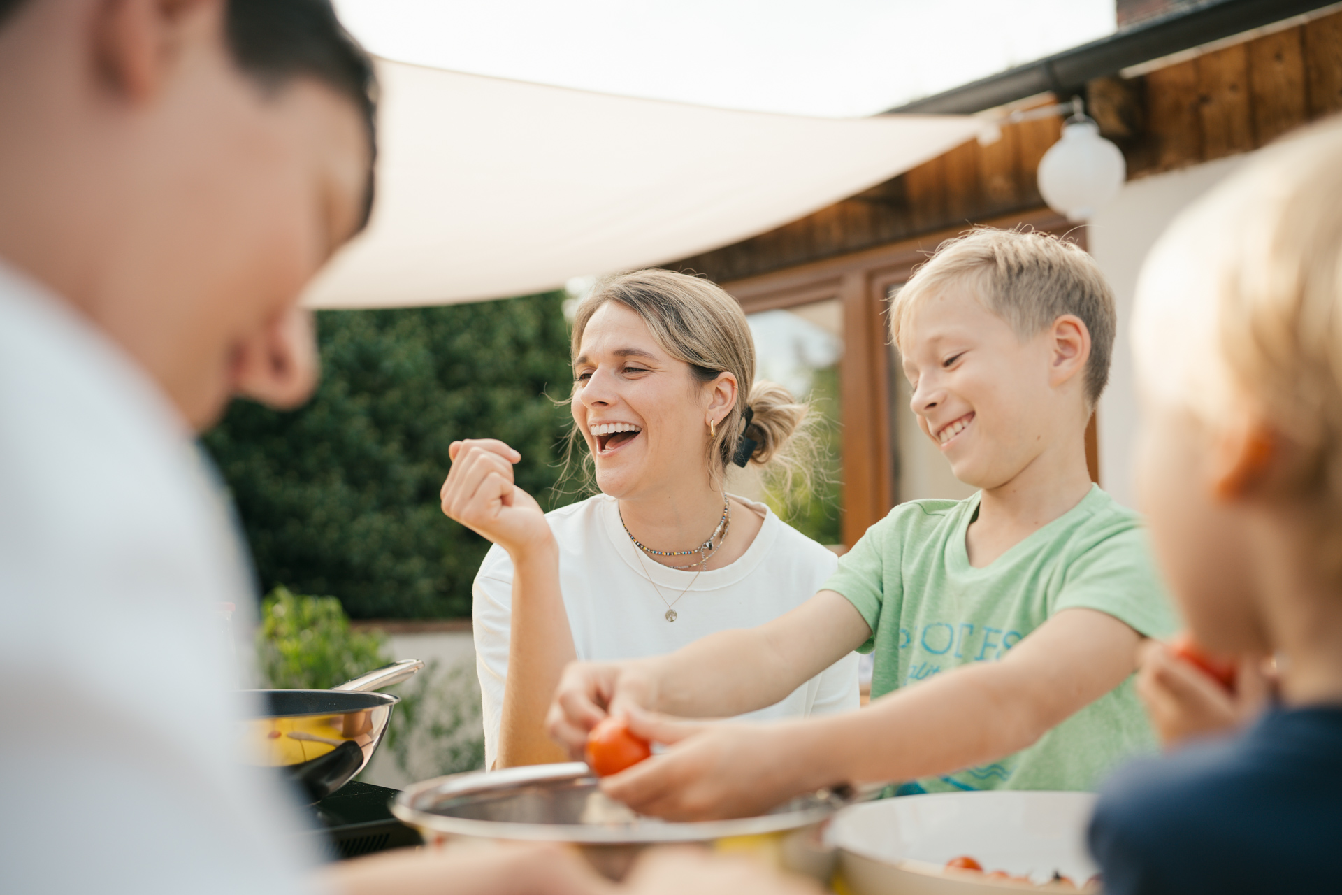 NEU.LAND. Pilotbetrieb Strauß u. Grotter Tomaten verarbeiten