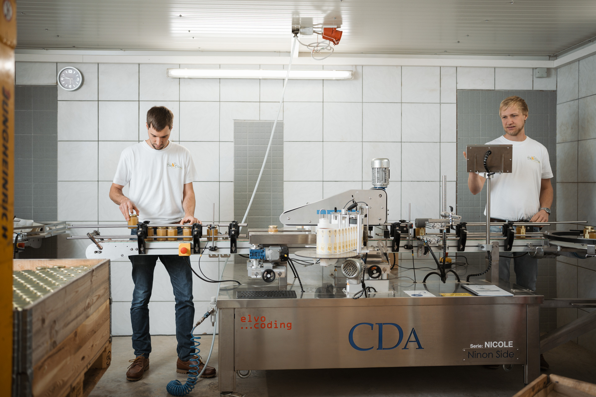 Thomas und Sebastian Thanner bedienen die Etikettiermaschine.