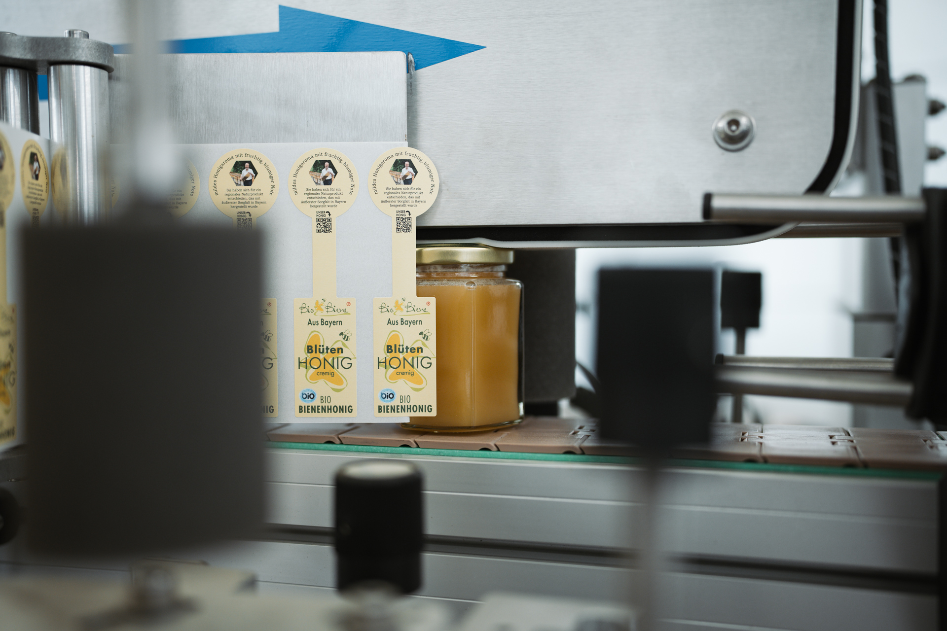 Die Gläser werden maschinell etikettiert.