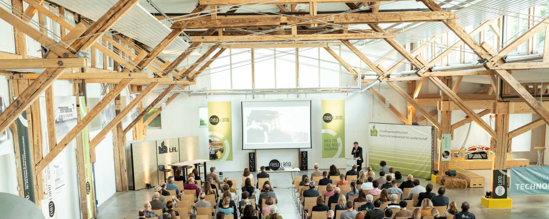 NEU.LAND. Auftaktveranstaltung mit Blick in die Siemenshalle