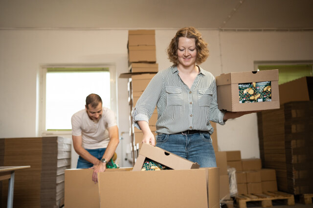 Jakob und Eva mit den Chips