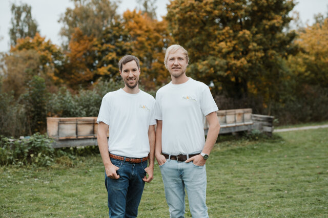 Thomas und Sebastian Thanner stehen vor am Waldrand platzierten Beuten