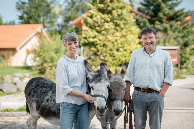 Julia und Stephan Babel mit ihren Eseln