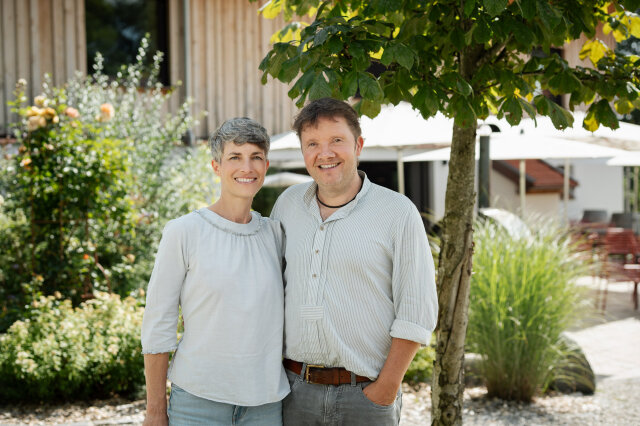 Julia und Stephan Babel vor einem Kastanienbaum