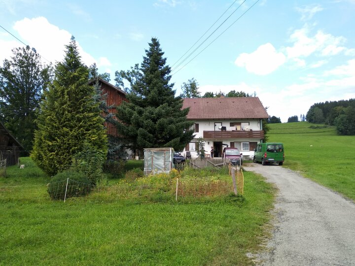 Der ehem. Hanserhofs vor der Renovierung im Jahr 2019 © Mächlerhof