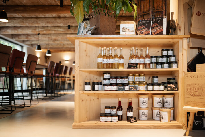 verschiedene Konserven und Flaschen in einem Holzregal