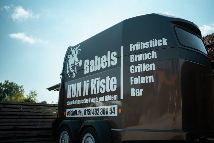 Ein schwarzer Pferdeanhänger umgebaut für mobiles Catering.