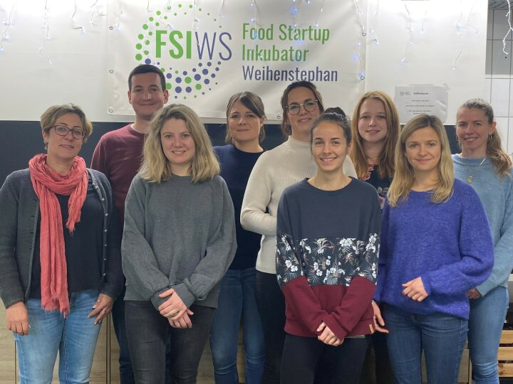 v.l.: Dr. Veronika Hannus (FSIWS), Valentin Pankratz  (NEU.LAND.), Magdalena Zauner (IBA 2b), Julia Saller (NEU.LAND.), Eva-Maria Brunlehner (NEU.LAND.), Marina Michalsky (FSIWS), Louisa Kleine (NEU.LAND.), Dr. Sophia Goßner (IBA 2d), Marlies Resch (FSIWS),